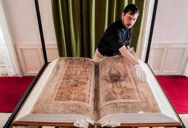 «Библия дьявола»  - самая тяжелая и большая старинная книга в мире
