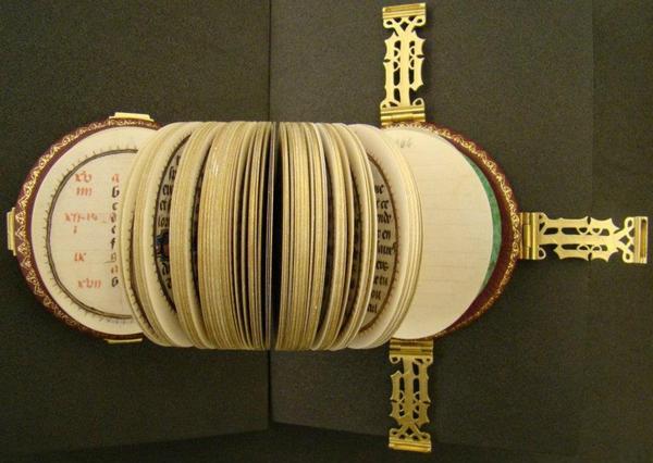 Маленькая старинная круглая книга. 1480 год