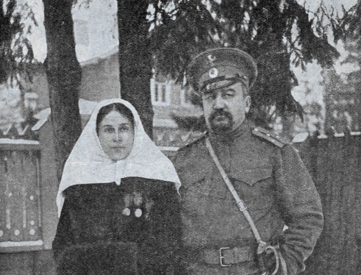 А.И. Куприн и его жена Елизавета Морицевна в форме сестры милосердия. 1914 г.
