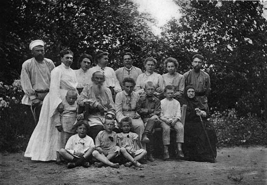 Лев Толстой в кругу семьи